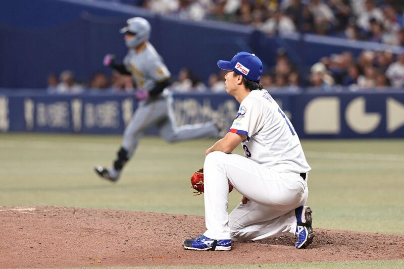 ８回、坂本（左）に本塁打を打たれた中日・橋本