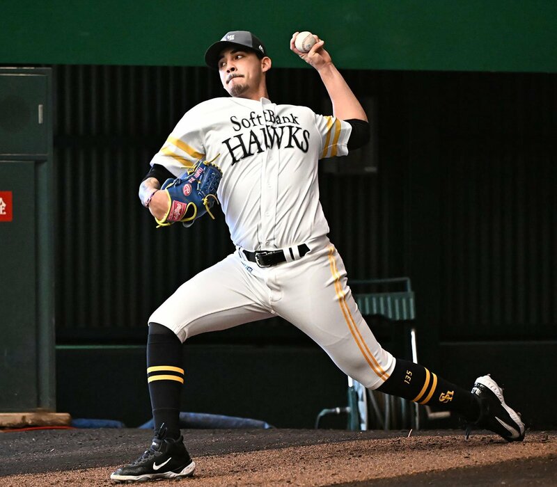 ブルペンで投球練習するソフトバンク・アルメンタ