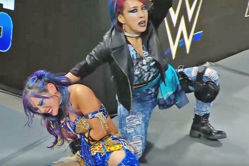 場外で顔をしかめるアスカ(右)とカイリ・セイン（©AbemaTV, Inc.）