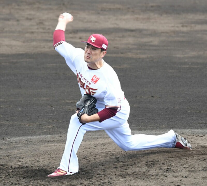  練習試合で力投する田中将大
