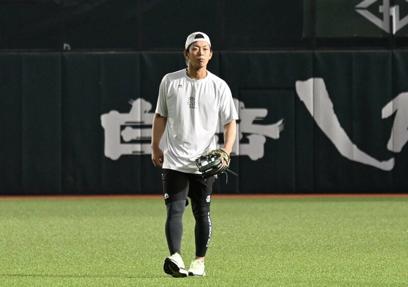 １１日の日本ハム戦で死球を受け「左肩甲骨亀裂骨折」の診断を受けたが、みずほペイペイドームで体を動かすソフトバンク・今宮健太