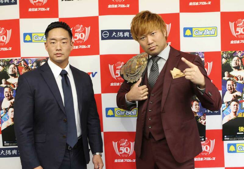  会見で火花を散らした挑戦者Ｔ―Ｈａｗｋ（左）と３冠王者・宮原（東スポＷｅｂ）