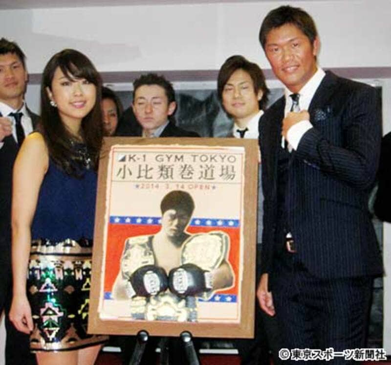 ケーキ職人の鈴木さんから実写風のケーキを贈られた小比類巻貴之