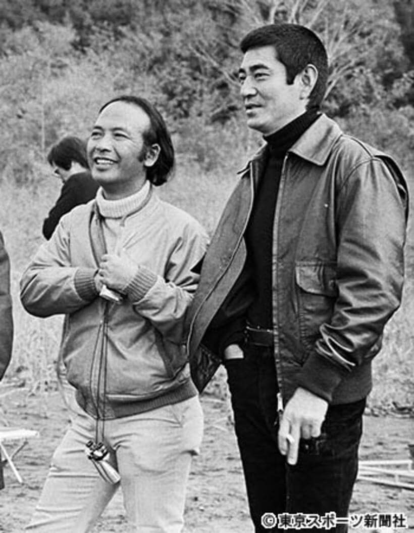  死去した佐藤純弥監督。右は故高倉健さん（１９７５年１０月）