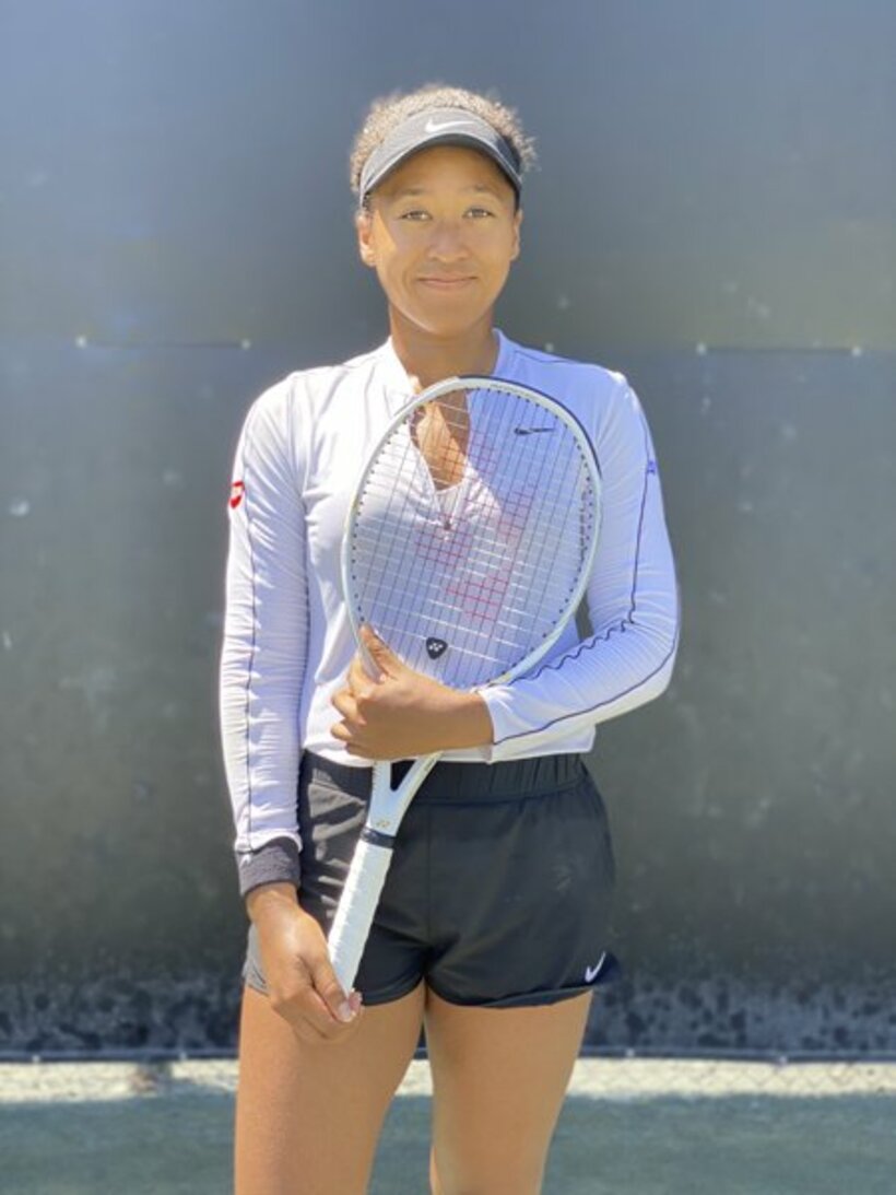  ヨネックスの新デザインラケット「ＥＺＯＮＥ　ＮＡＯＭＩ　ＯＳＡＫＡ　ＬＩＭＩＴＥＤ」を持ってポーズをとる大坂なおみ(写真提供＝ヨネックス株式会社)