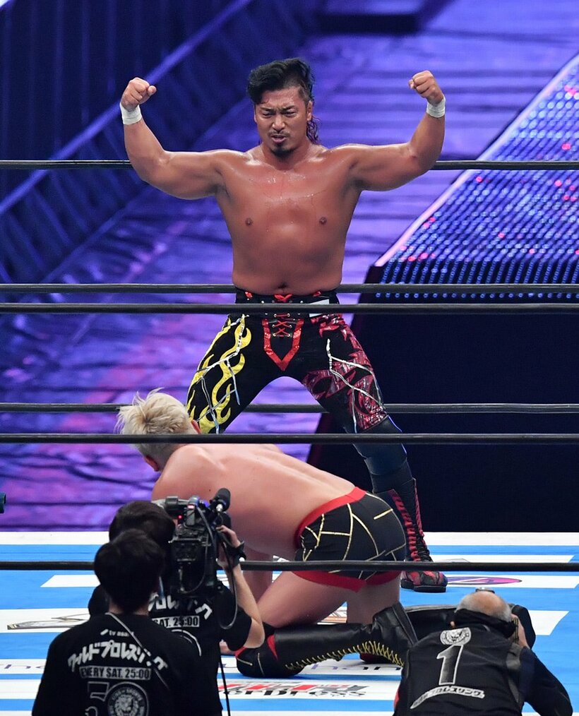  何としてもベルトを守りたかった鷹木(奥)だが…（東スポWeb）