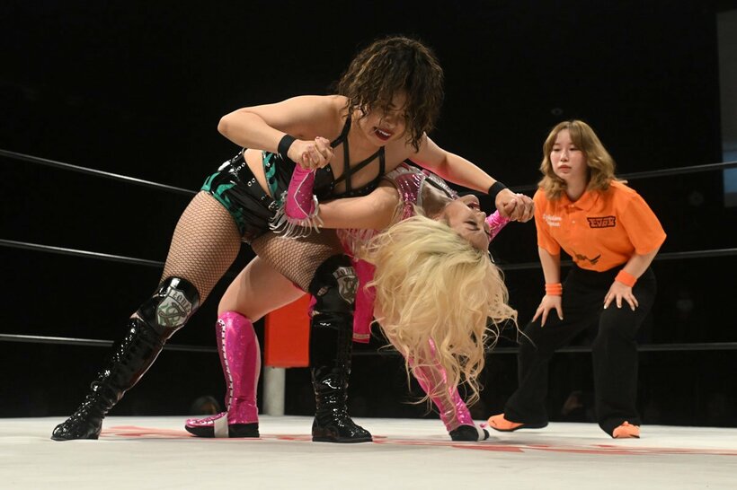 ChiChi（右）と力比べするZONES