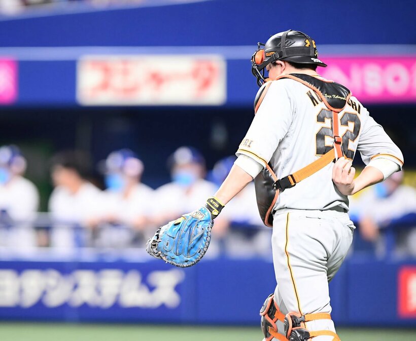  パスボールし肩を落とす小林（東スポWeb）