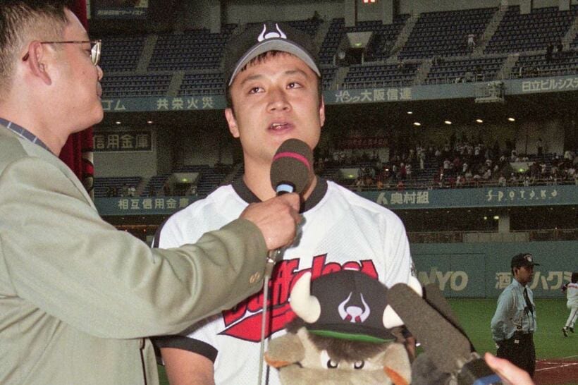 ヒーローインタビューを受ける岡本晃（１９９９年５月）