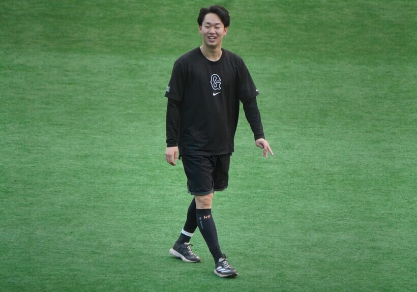 投手練習を行った巨人・山崎伊織投手