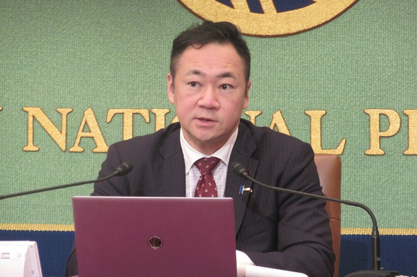 日本記者クラブで会見する鈴木馨祐法務大臣