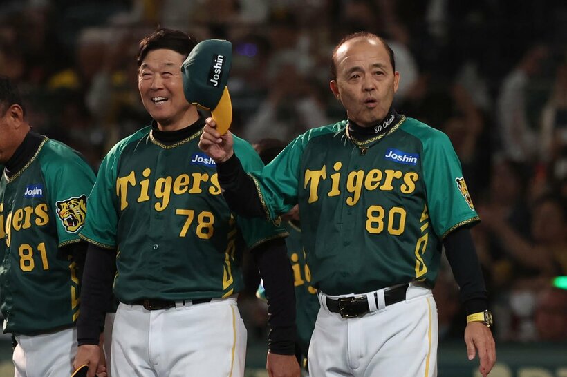 試合に勝利しファンにあいさつする阪神・岡田監督（右）