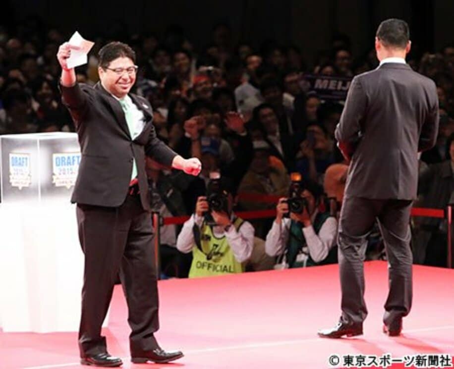 勘違いでガッツポーズをしたヤクルト・真中監督（左）とがっくりの阪神・金本新監督