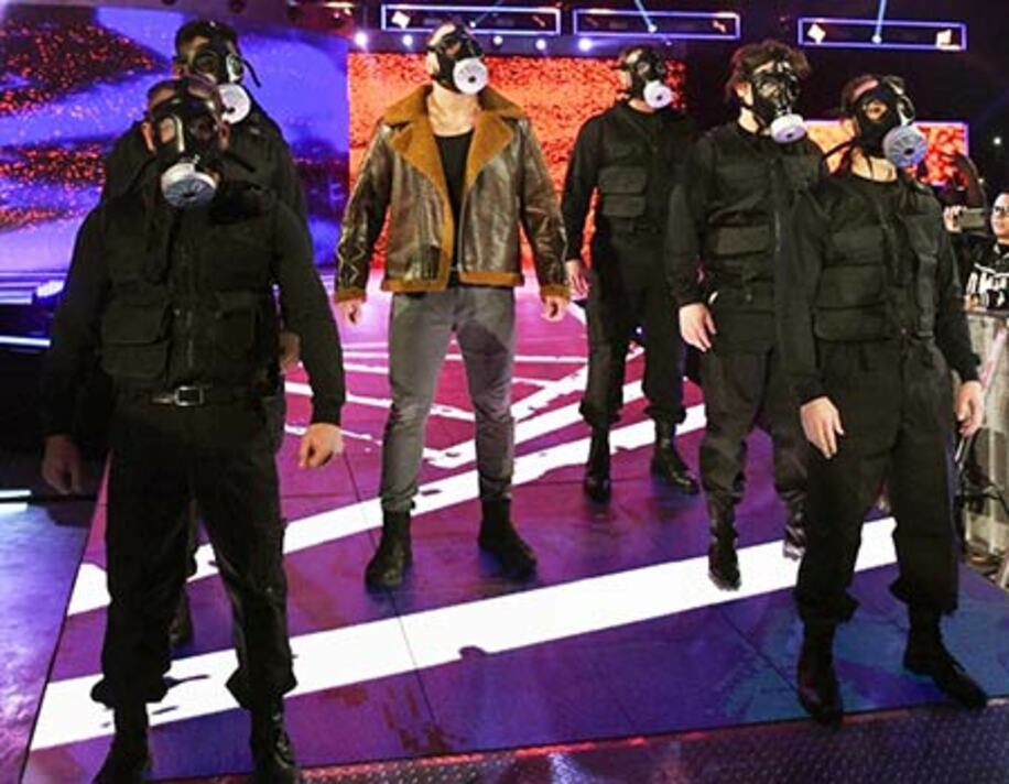  アンブローズ（中央）は不気味なガスマスク警備隊を引き連れ入場した（Ｃ）2018　WWE,　Inc.　All　Rights　Reserved.