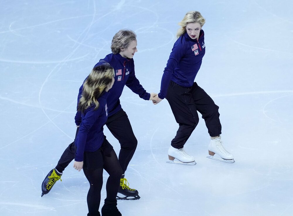 さりげなくアンバー・グレンと手をつなぐマリニン（ロイター）
