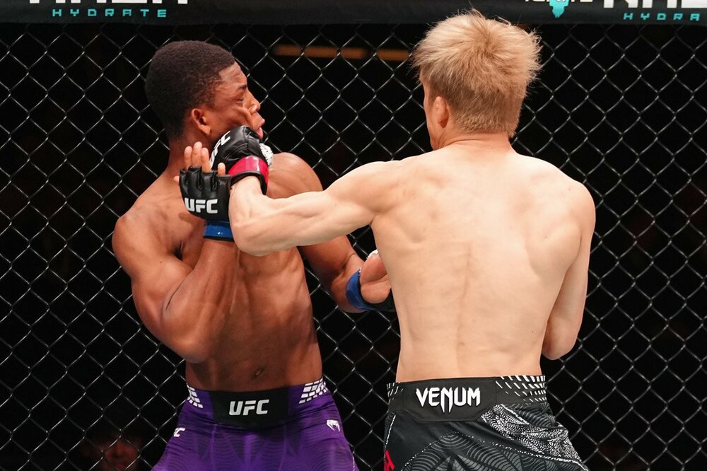スモザーマンにパンチをヒットさせる朝倉海©Zuffa LLC/UFC