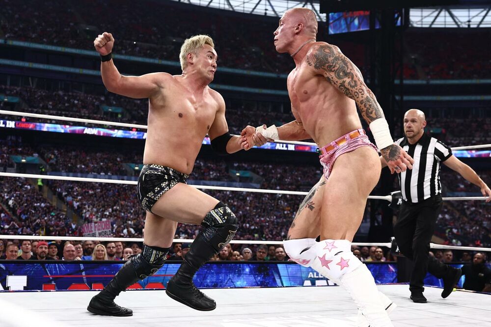 オカダ・カズチカ(左)はカイル・フレッチャーをレインメーカーで葬る(ⒸAll Elite Wrestling)