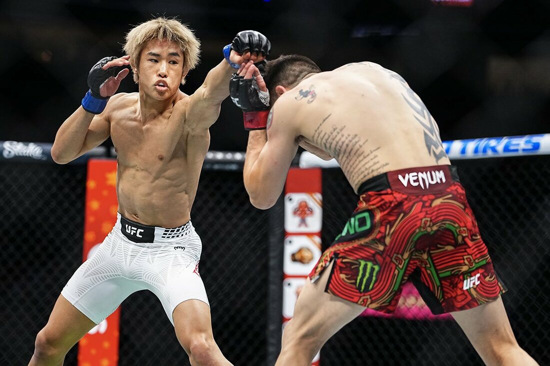 ブランドン・モレノ(右)の動きを打撃で封じる平良達郎(©Zuffa LLC/UFC)