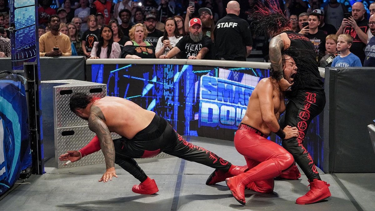 【WWE】中邑真輔がまさかの鉄階段誤爆で負傷退場！ リドルとの新コンビでタッグ統一王座を逃す | 東スポWEB