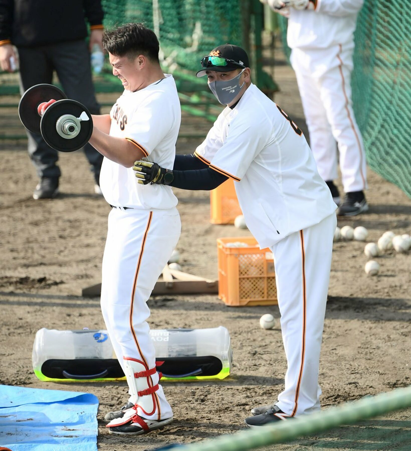 菊田拡和（左）を指導する阿部慎之助二軍監督（２０２１年）