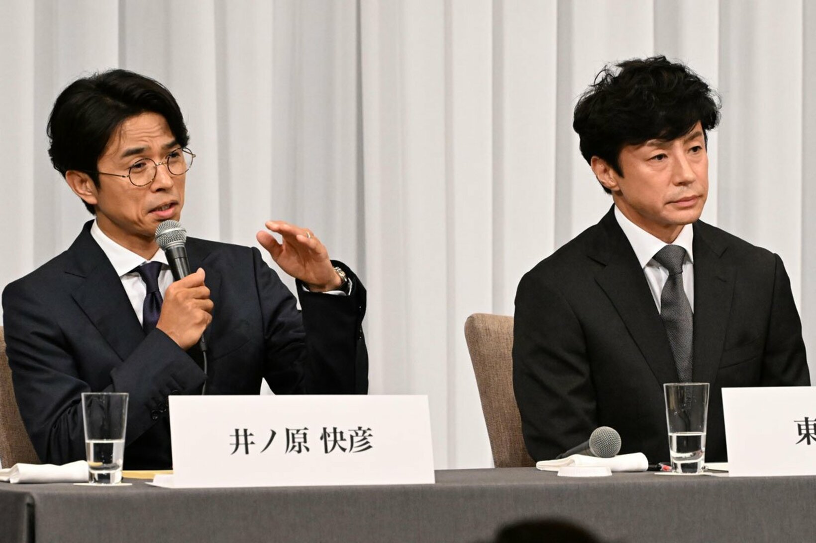 会見に出席した東山㊨と井ノ原
