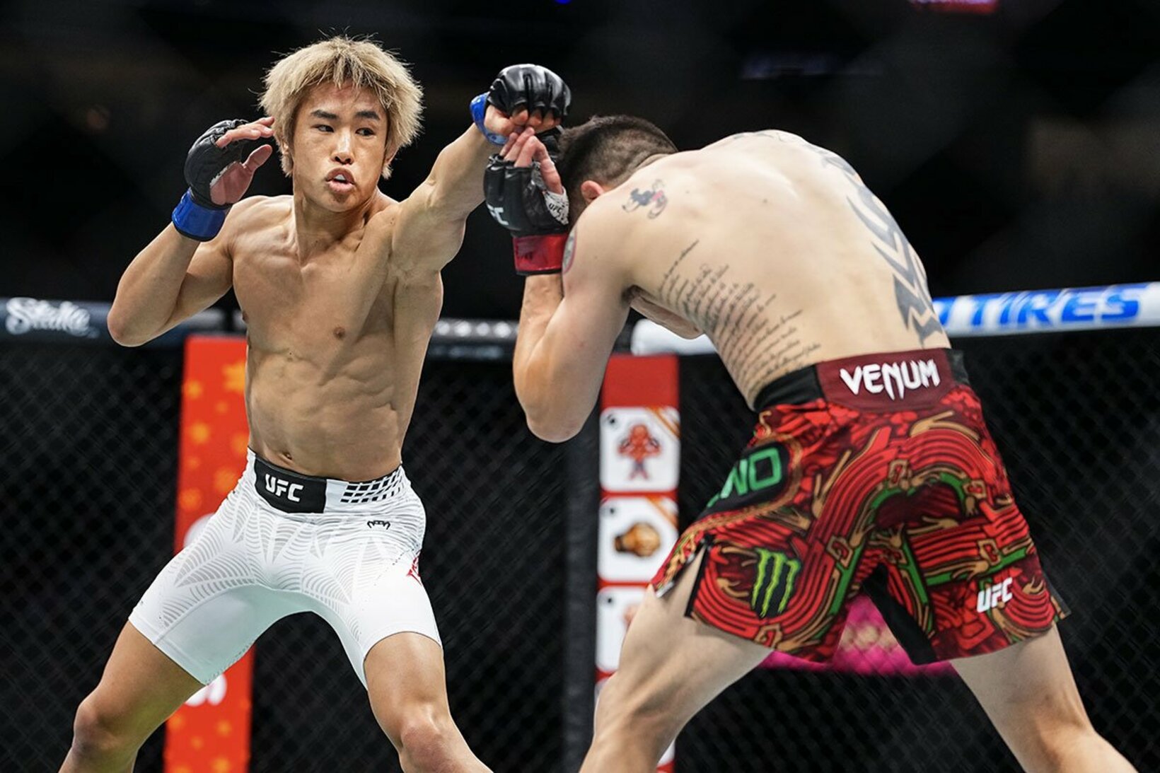 ブランドン・モレノ(右)の動きを打撃で封じる平良達郎（©Zuffa LLC/UFC）