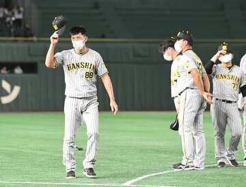  ファンに挨拶しながら引き上げる阪神・矢野監督（東スポWeb）