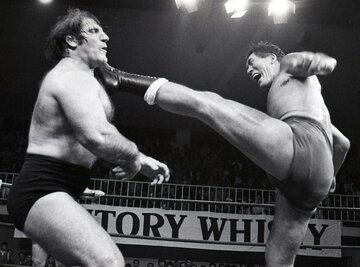  旗揚げ戦でサンマルチノに１６文キックを放つ馬場（東スポＷｅｂ）