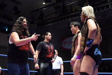 三角巾を外したレイ(左端)ら斉藤ブラザーズから、挑戦表明を受けた鈴木秀樹と諏訪魔(右端)