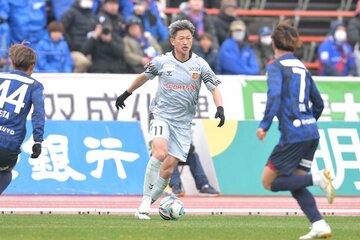 スタメンで健在ぶりを見せたＪ３福島のＦＷ三浦知良(中)