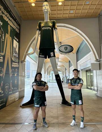 ファーストユニホームに身を包んだナナちゃんと川崎太雅、大藪洸太（右）