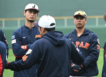 コーチの話を聞くダルビッシュ有(左)と宇田川優希