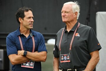ポール・デポデスタ氏（左、ロイター＝USA　TODAY　Sports)