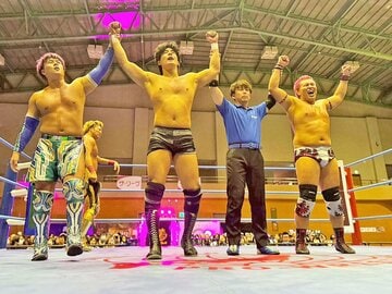 勝ち名乗りを受ける青柳亮生(左)、安齊勇馬(中)、本田竜輝