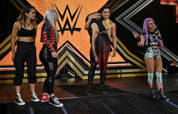  キャンディス軍に襲撃された紫雷イオはラケル・ゴンザレスに担がれて失神の醜態（2020-WWE,-Inc.-All-Rights-Reserved.）