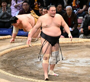 輝を突き落としで破り勝ち越しを決めた朝乃山　