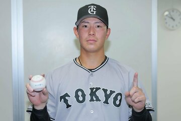 プロ初安打のボールを手にする皆川岳飛