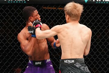 スモザーマンにパンチをヒットさせる朝倉海©Zuffa LLC/UFC