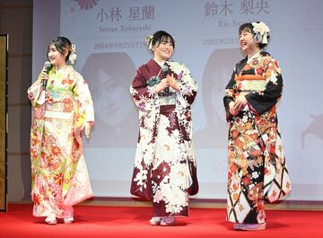 左から小林星蘭、鈴木梨央、谷花音