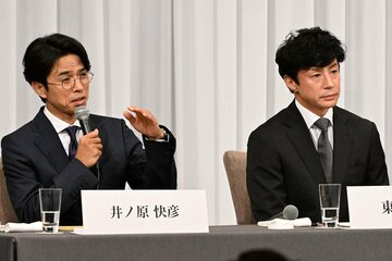 会見に出席した東山㊨と井ノ原