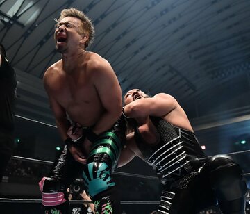  YOSHI-HASHI(左)の股間を襲うＥＶＩＬ