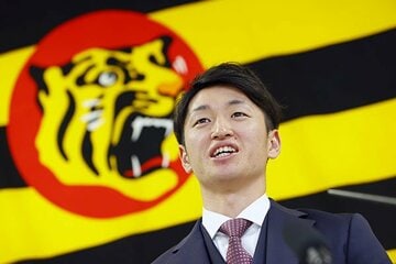  契約更改し、記者会見する近本（代表撮影）