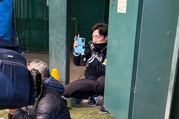 東浜のブルペン投球を撮影する和田アドバイザー