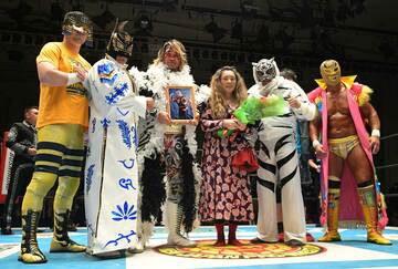 故ブラック・キャットさんの遺影を持ちポーズを取る（左から）田口隆祐、ペガソ、棚橋弘至、タイガーマスク、YOH、本間朋晃