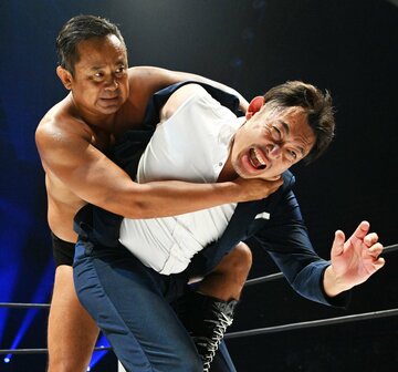  川松真一朗都議にコブラツイストする西村修（東スポWeb）