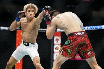 ブランドン・モレノ(右)の動きを打撃で封じる平良達郎（©Zuffa LLC/UFC）