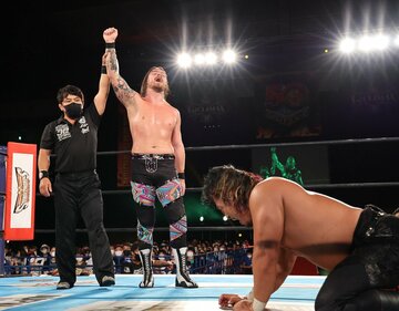  鷹木(右)はフィンレー相手に痛恨の１敗だ