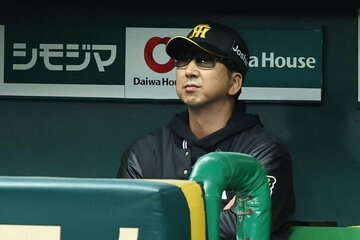 ベンチで戦況を見守る阪神・藤川監督