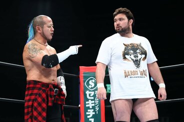 葛西純(左)と初タッグながら、息の合った戦いを見せたウルフアロン