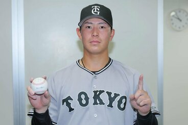 プロ初安打のボールを手にする皆川岳飛